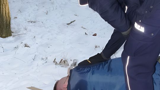 -14°C i noc w bankomacie. Dzięki interwencji policji mężczyzna trafił do schroniska