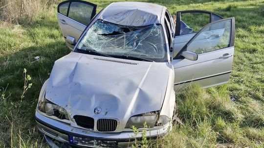 18-letni kierowca rozbił BMW. Auto dachowało na krajowej „76”