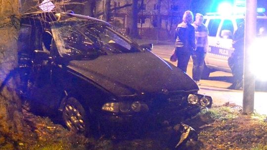 22-latek z bmw uderzył w drzewo