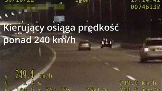 240 km/h, 16-latek za kółkiem, pościg przez trzy powiaty [wideo]