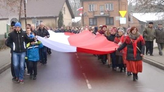 34-metrowa biało-czerwona flaga na ulicach Borowia