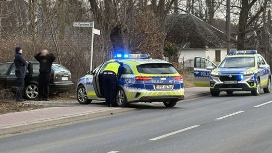 35-latek bez prawka uciekał przed policją – wpadł po pościgu [wideo]