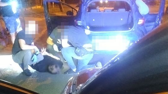 50 tysięcy złotych odzyskane. Garwolińscy policjanci zatrzymali oszustów jadących pociągiem do Warszawy