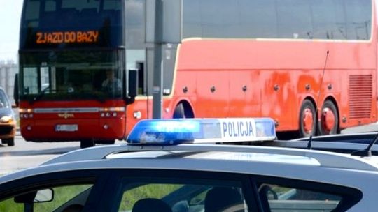 60 pasażerów autobusu w rowie na S17