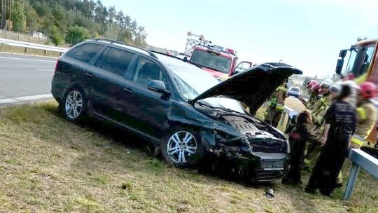 66-latek zasnął za kierownicą na S17. Skoda uderzyła w bariery