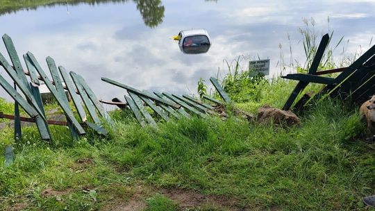 76-latka zasłabła za kierownicą i wjechała do stawu