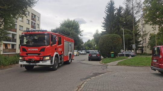 85-letnia kobieta przewróciła się w mieszkaniu. Ratowała ją policja i straż