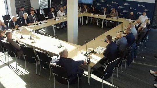 Przerwana sesja i wyjazdowa komisja. Radni ostatecznie przyjęli zmiany w budżecie powiatu