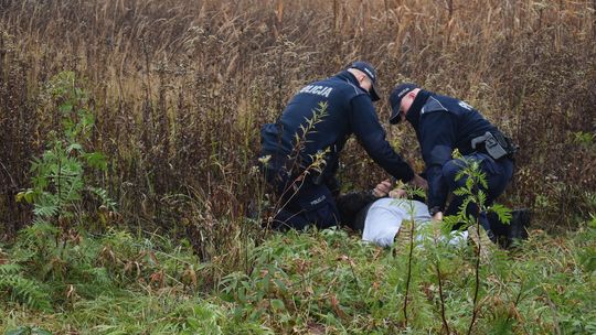 Agresywny mężczyzna spowodował pożar na stacji paliw – ćwiczenia policji i innych służb