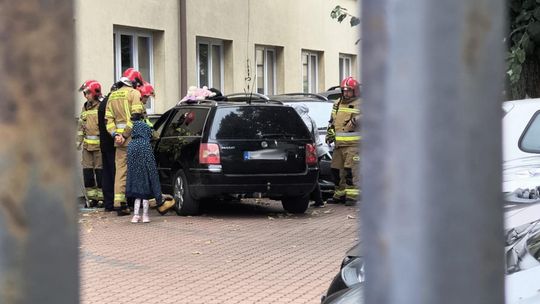 Akcja ratunkowa na parkingu – strażacy wybili szybę, by uratować dziecko