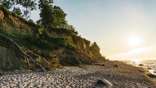 Aktywny wypoczynek nad Bałtykiem – pomysły na spędzenie urlopu poza plażą