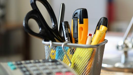 Artykuły biurowe Warszawa – jak wygodnie wyposażyć biuro i domowe miejsce pracy?