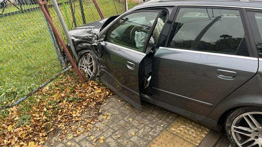 Audi zderzyło się z wywrotką i wjechało w ogrodzenie