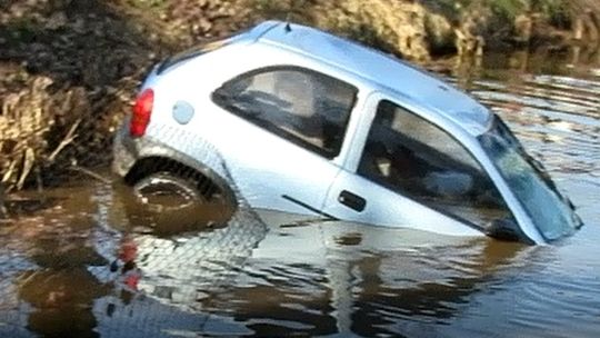 Auto 18-latka wylądowało... w stawie