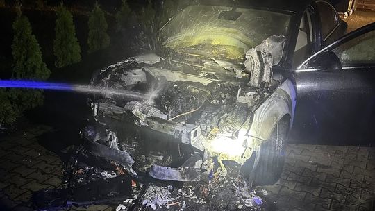 Auto paliło się na stacji benzynowej