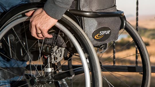 Samochód uderzył w wózek inwalidzki