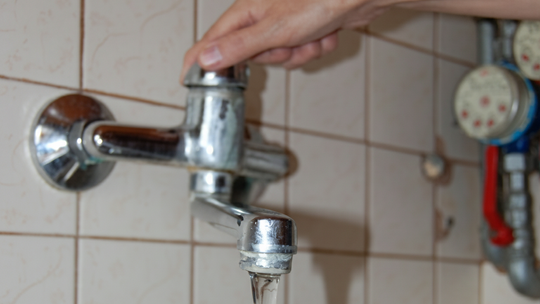 Bakterie w wodzie. Połowa mieszkańców gminy Górzno objęta zaleceniami Sanepidu