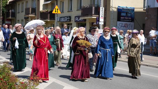 Barwny korowód na rozpoczęcie niedzielnego świętowania