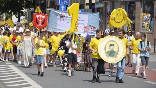 Barwny korowód na rozpoczęcie niedzielnego świętowania