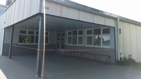 Basen w Miętnem coraz bliżej katastrofy? Po ulewie na dachu pojawiło się 5 cm wody
