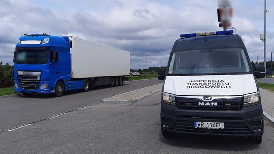 Bez ważnego zezwolenia i z niesprawnym GPS-em – ciężarówka z Kirgistanu zatrzymana pod Garwolinem