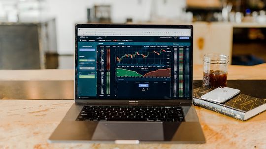 Bezpieczeństwo danych finansowych w firmie – jak chronić się przed oszustwami i wyciekiem informacji?