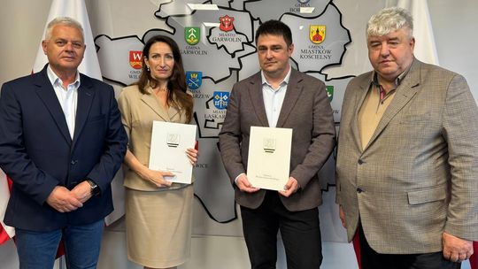 Blisko milion złotych na przebudowę drogi w gminie Trojanów. Powiat podpisał umowę
