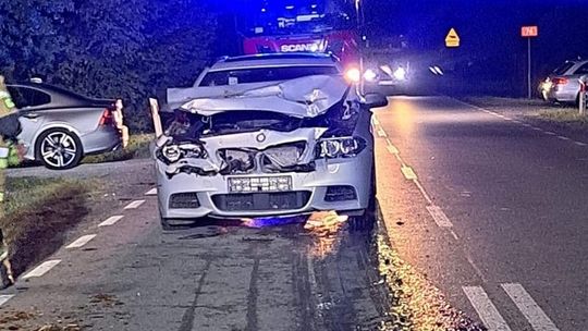 BMW uderzyło w nieoświetlony ciągnik