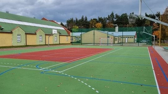 Boisko gotowe. Budowa hali zgodnie z planem