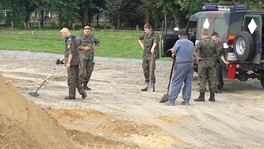 Broń i amunicja na budowie zbiornika retencyjnego