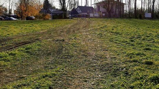 Budując plac zabaw, zniszczyli boisko