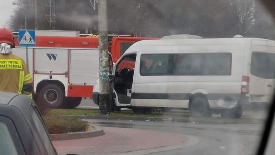 Bus PKS uderzył w słup