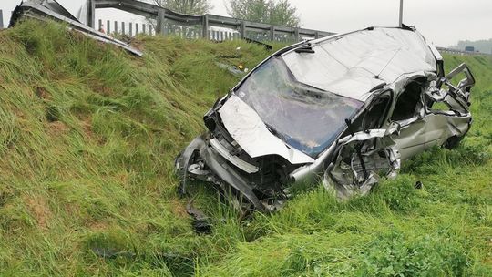 Bus przebił bariery na S17