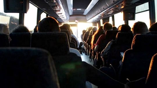 Bus z uczniami wpadł do rowu