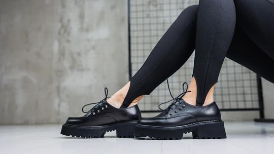 Buty na klocku – komu pasują i z czym je nosić?