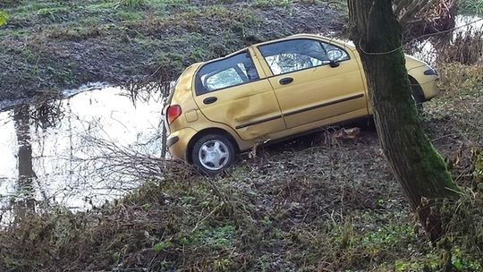 Celejów: Matiz prawie wpadł do rzeki