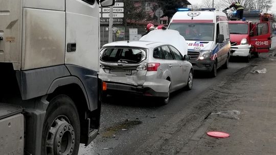 Cementowóz wjechał w osobówkę