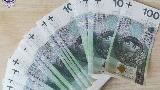 Chciał przekupić policjantów za plik banknotów. Był pijany