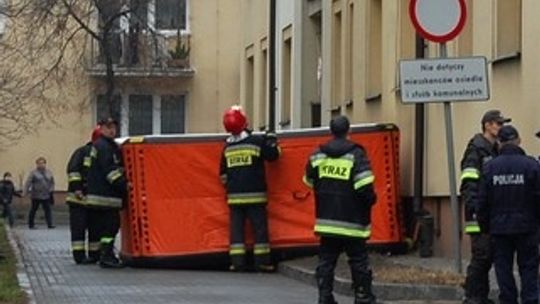 Chciał skoczyć z dachu. Uratował go strażak