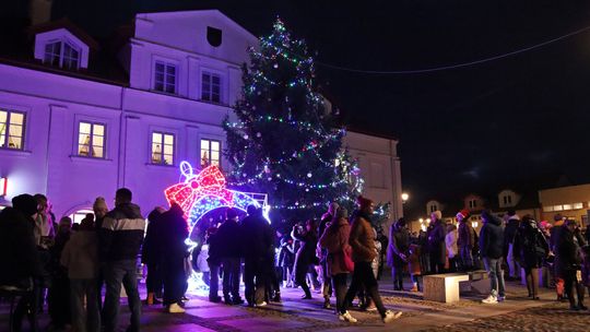 Choinka rozbłysła w Żelechowie. Dzieci uratowały święta przed Grinchem