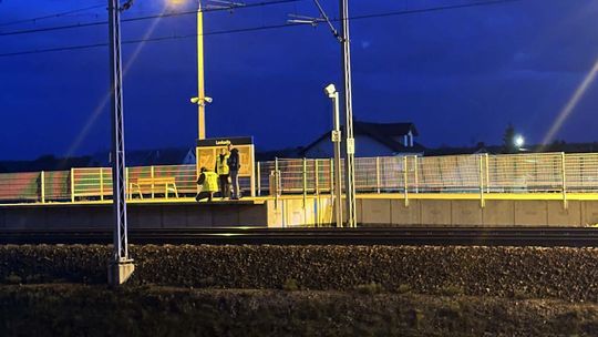 Chwila nieuwagi na peronie. Pociąg potrącił 41-latka [wideo]