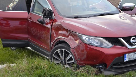 Ciągnik uderzył w nissana, który podróżowało pięć osób