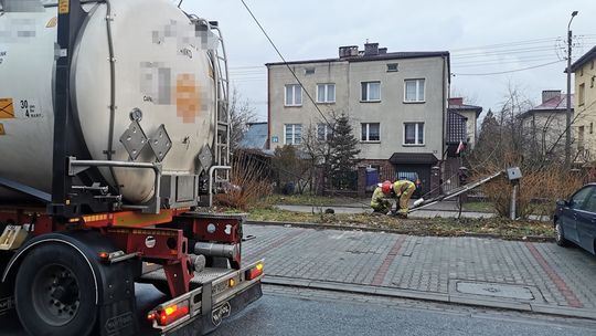 Ciężarówka zerwała przewód i powaliła słup