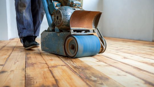 Cyklinowanie parkietu: Co musisz wiedzieć przed rozpoczęciem renowacji?