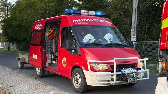 Czarna substancja w rowie melioracyjnym. Służby badają sprawę