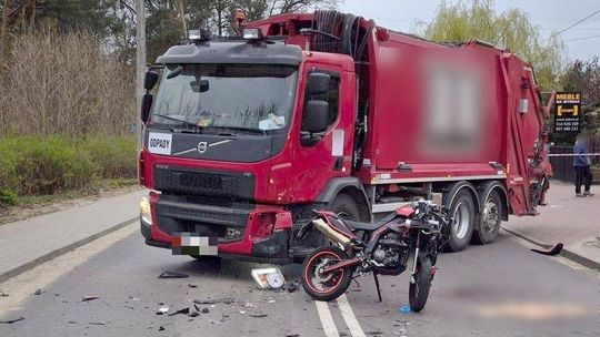 Czołowe zderzenie motocykla ze śmieciarką. 17-latek w ciężkim stanie trafił do szpitala Czołowe zderzenie motocykla ze śmieciarką. 17-latek w ciężkim stanie trafił do szpitala