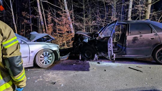 Czołowe zderzenie na zakręcie. 25-latka w szpitalu Czołowe zderzenie na zakręcie. 25-latka w szpitalu