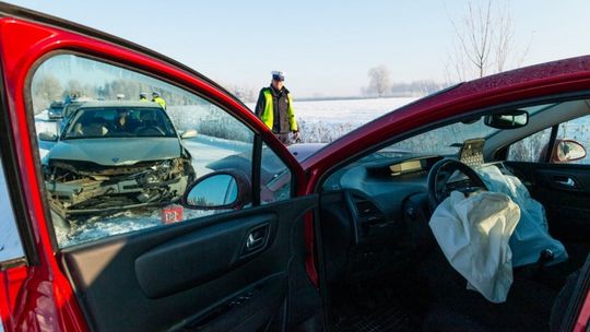 Czołówka w Rębkowie. Dzieci w aucie