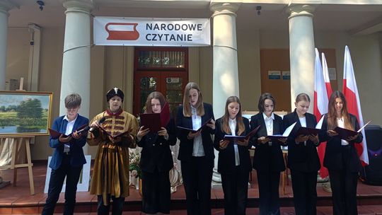 Czytali Kochanowskiego w parku