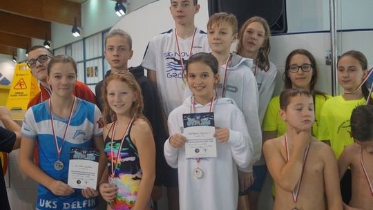 Delfin Garwolin rozpruł Mikołajowi worek z medalami